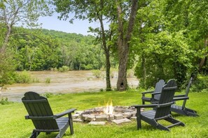 Property grounds - Cozy Riverfront Cabin #1 on the James River! Sleeps 4, #1 of 5 Cabins (Galena)