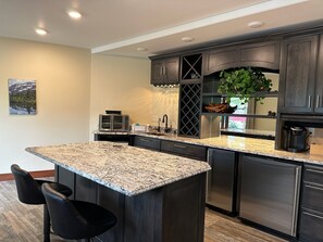Fridge, microwave, oven, coffee/tea maker - 1 BR Lakeview, 5 Mins to Glacier (West Glacier)