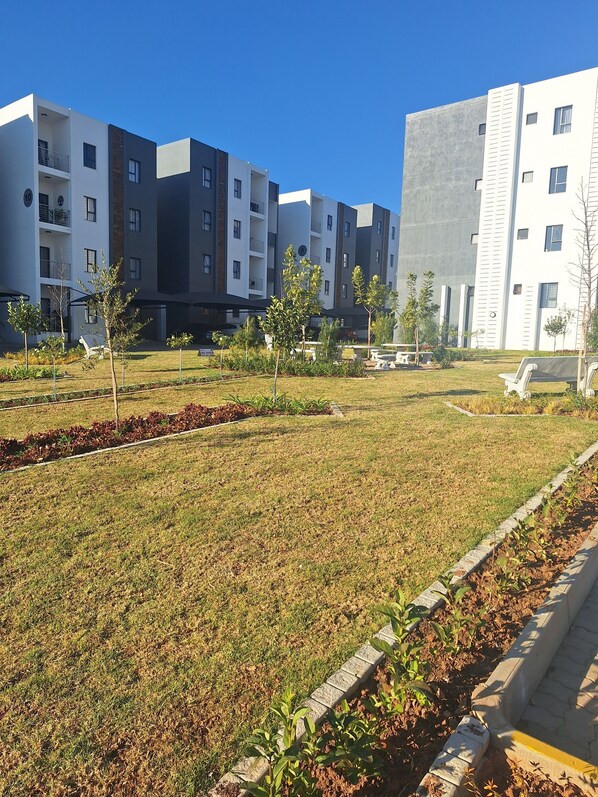 Property grounds - Apartment with WiFi and Swimming pool in the prime of Midrand, convenience 💯 (Midrand)