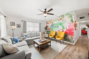 Smart TV, table football, books - Cocoa Beach Retreat -Hot Tub-Steps to Sand-Games-Bikes-Pet friendly (Cocoa Beach)