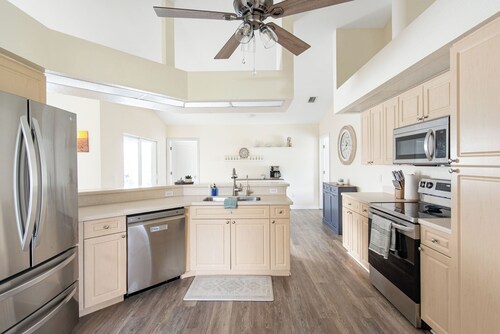 Heated Pool, WIFI, Grill, Near Boca Grande and Englewood Beach,
Yard w/ Canal