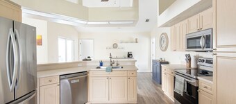 Heated Pool, WIFI, Grill, Near Boca Grande and Englewood Beach,
Yard w/ Canal