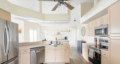 Heated Pool, WIFI, Grill, Near Boca Grande and Englewood Beach,
Yard w/ Canal