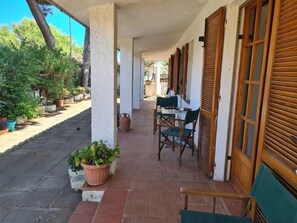 屋外ダイニングエリア