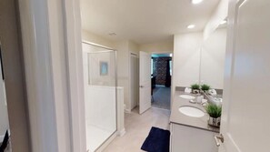 Haartrockner, Handtücher, Seife, Shampoo