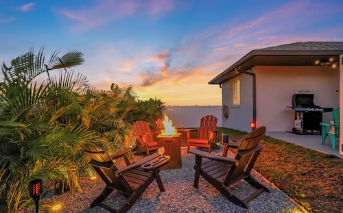 Your Beach Base: 3 miles to Anna Maria, Beaches, IMG+Firepit+Laundry