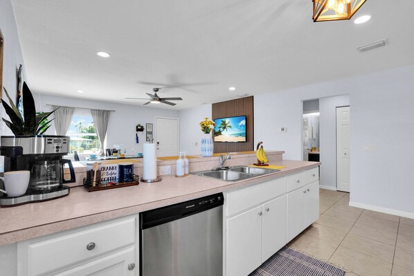 Fridge, microwave, oven, stovetop - Your Beach Base: 3 miles to Anna Maria, Beaches, IMG+Firepit+15 min to LECOM (Bradenton)