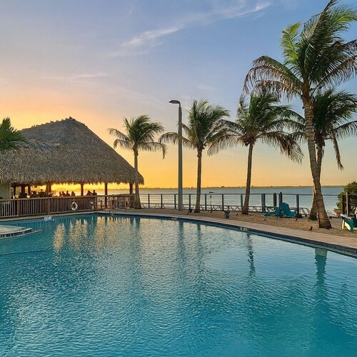 Your Beach Base: 3 miles to Anna Maria, Beaches, IMG+Firepit+15 min to LECOM