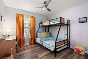 3 Schlafzimmer, Schreibtisch, Bügeleisen/Bügelbrett, Reisekinderbett
