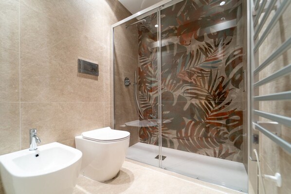 Douche, séchoir à cheveux, bidet