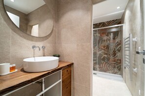 Dusj, hårføner og bidé