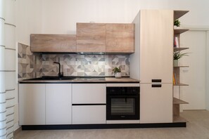 Fridge, oven, stovetop, cookware/dishes/utensils