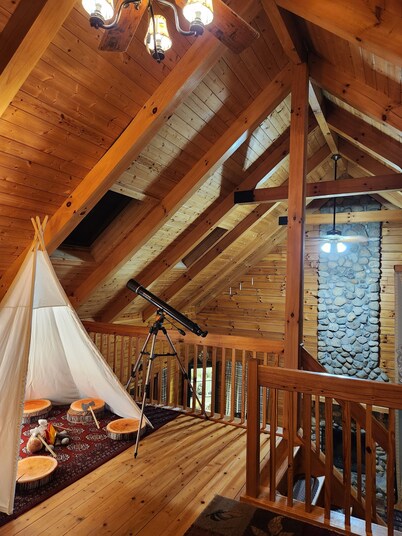 Hogwarts Hideaway -XL Outdoor deck/Scenic Hot Tub/Movie Theater in Private Woods