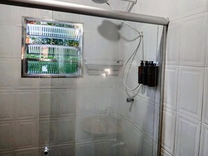 Douche, sèche-cheveux, serviettes fournies, savon