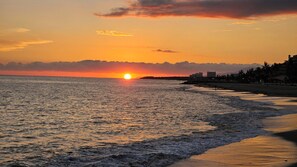 Sun-loungers, beach towels - Shangri-La Condo: Spacious Ground-Floor Villa, Patio to Pool/Garden/Restaurant (Puerto Vallarta)