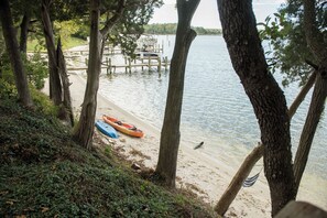 På stranden, solsenger og strandhåndklær