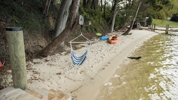 Plage, chaises longues, serviettes de plage