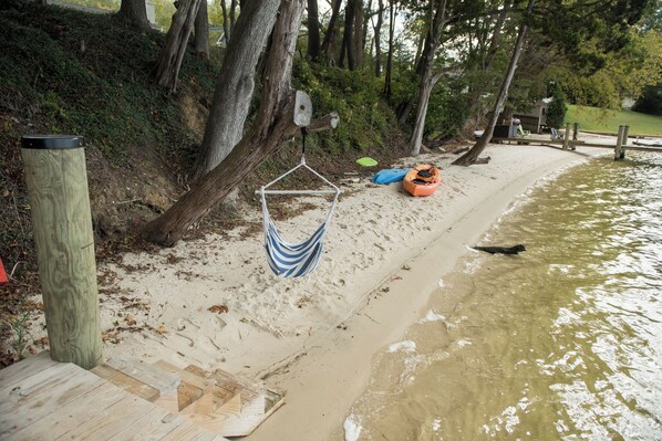 Rannalla, aurinkotuoleja, rantapyyhkeitä