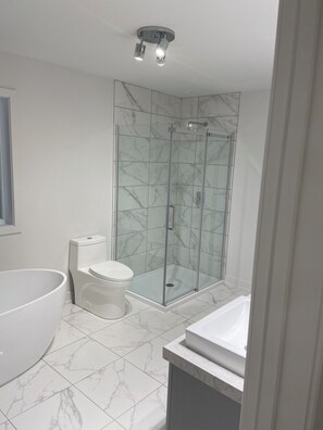 Douche, sèche-cheveux, bidet, serviettes fournies