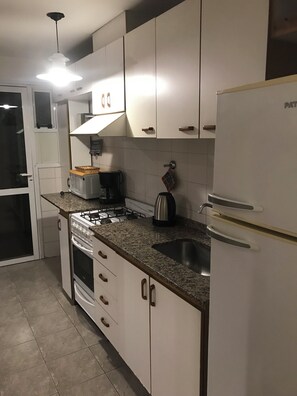Private kitchen - Cozy 1-bedroom apartment in peaceful ITQ with WiFi, AC (ITQ)