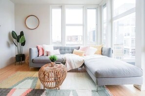 TV - Walk to Space Needle from a Cap Hill Loft w/VIEWS (Seattle)