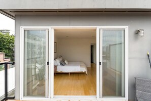3 habitaciones, tabla de planchar con plancha, wifi y ropa de cama