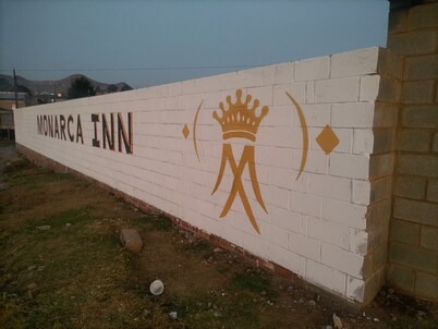 Monarca Inn - Gorgeous 10-bedroom apartment in Phuthaditjhaba Qwaqwa Makwane