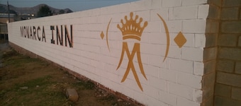 Monarca Inn - Gorgeous 10-bedroom apartment in Phuthaditjhaba Qwaqwa Makwane