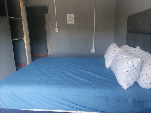 Monarca Inn - Gorgeous 10-bedroom apartment in Phuthaditjhaba Qwaqwa Makwane