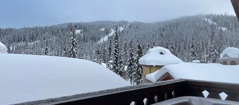 2 bedroom condo- 5 min walk from ski lifts and village
