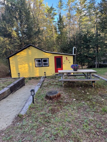 Cozy Home with Modern Upgrades in Quite Wooded Setting -Tri-St Area NH, MA, VT