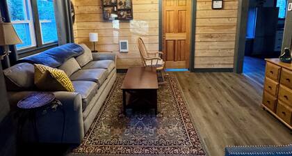 Cozy Home with Modern Upgrades in Quite Wooded Setting -Tri-St Area NH, MA, VT