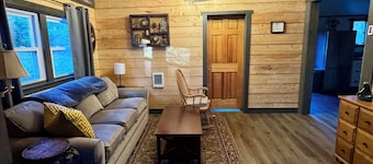Peaceful and relaxing cottage steps from Forest Lake.