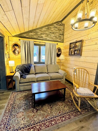 Cozy Home with Modern Upgrades in Quite Wooded Setting -Tri-St Area NH, MA, VT