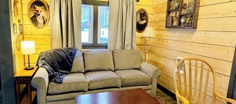 Cozy Home with Modern Upgrades in Quite Wooded Setting -Tri-St Area NH, MA, VT