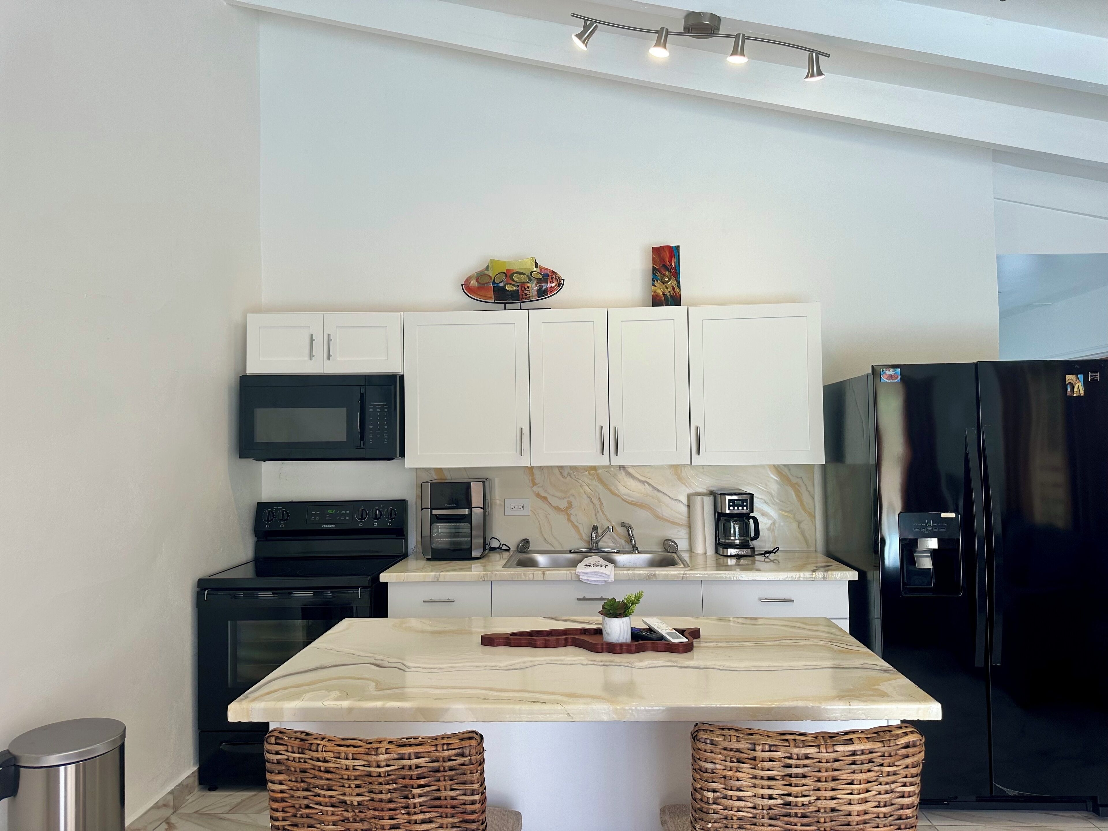 Réfrigérateur, micro-ondes, four, plaque de cuisson