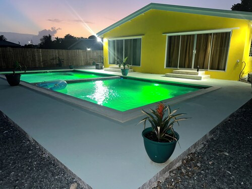 Sunset Island Sanctuary; sleeps 4!