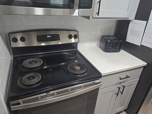 Frigorífic, microones, forn i placa de cuina 