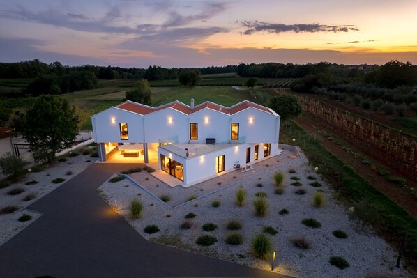 A modern two-story house with a spacious patio and a vineyard in the background. - Villa Corolan (Istria - Poreč) (Poreč)