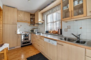 Fridge, microwave, stovetop, dishwasher - Apartment '1' with Mountain View, Shared Garden and Wi-Fi (Badia)