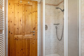 Suihku, hiustenkuivaaja, pyyhkeet