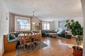 Dining - Apartment '1' with Mountain View, Shared Garden and Wi-Fi (Badia)
