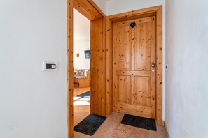 Interior - Apartment '2' with Mountain View, Shared Garden and Wi-Fi (Badia)