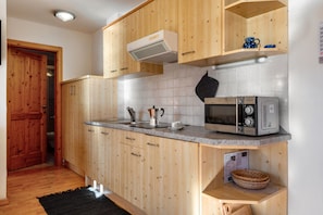 Jääkaappi, mikroaaltouuni, liesi, astianpesukone