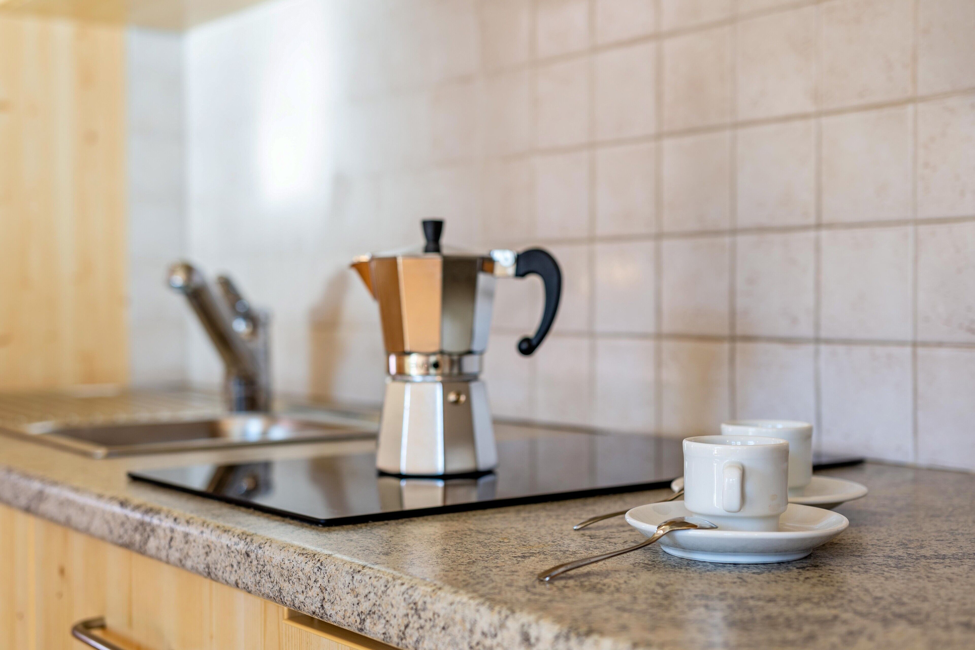Wasserkocher mit Kaffee-/Teezubehör, Kühlschrank, Mikrowelle, Herdplatte