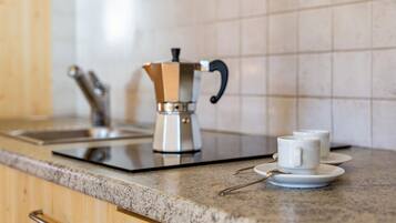 Wasserkocher mit Kaffee-/Teezubehör, Kühlschrank, Mikrowelle, Herdplatte
