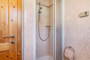 Een douche, een haardroger, handdoeken