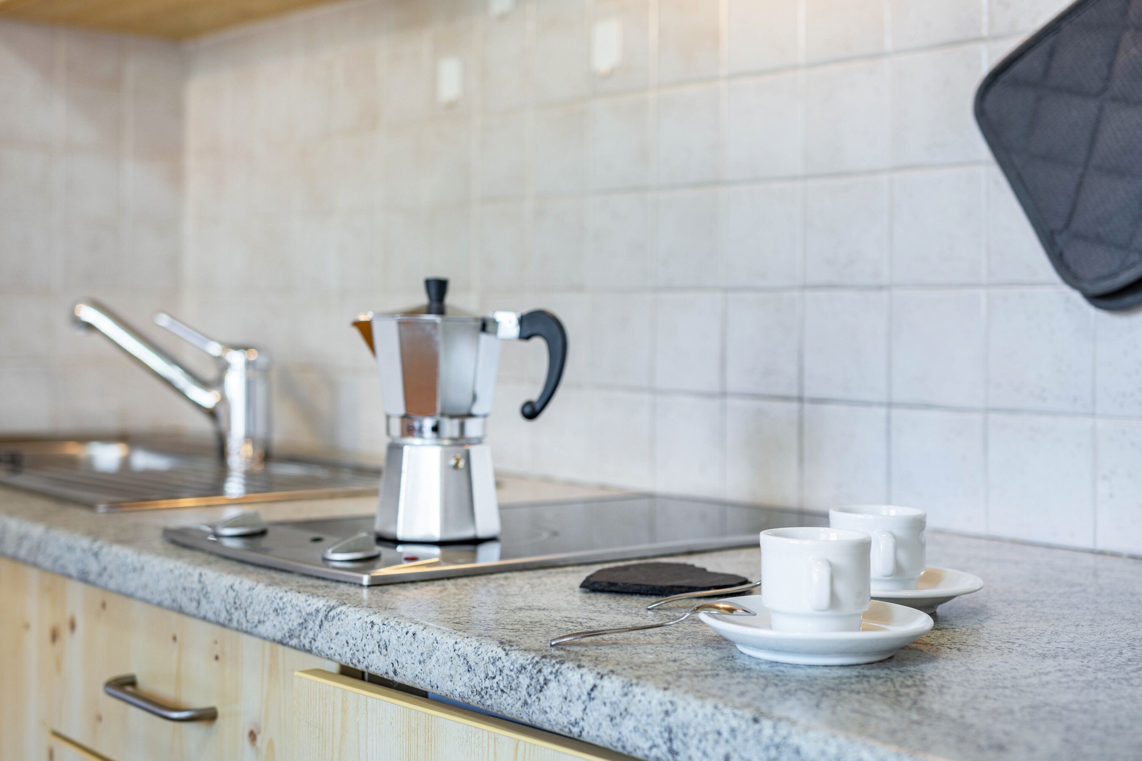 Een koffiezetapparaat/waterkoker, een koelkast, een magnetron