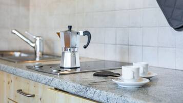 Een koffiezetapparaat/waterkoker, een koelkast, een magnetron