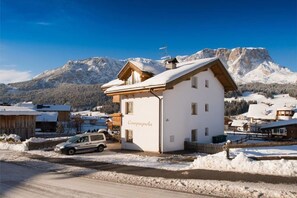 Exterior - Apartment '4' with Mountain View, Shared Garden and Wi-Fi (Badia)